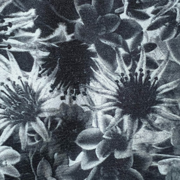 Lululemon Floral Patterned Black & White Energy Bra Size 4 - Picture 4 of 8